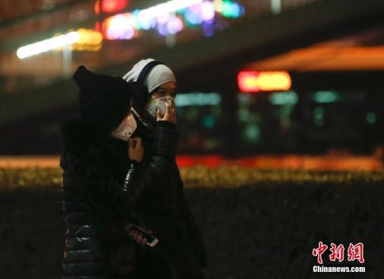 　　12月16日，北京民眾戴防霧霾口罩出行。北京將在當日20時至21日24時啟動空氣重污染紅色預警。中新社記者 杜洋 攝