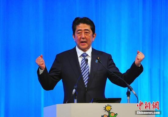 "日本自民黨第84屆大會3月5日在東京舉行，正式決定將其黨章中原先規(guī)定的“最多2屆6年”的總裁任期，改為“最多3屆9年”。藉此，現(xiàn)任日本首相安倍晉三，得以在明年秋季其任期屆滿后，連續(xù)第三次參選自民黨總裁，從而打開其孜孜以求的長期執(zhí)政之門。