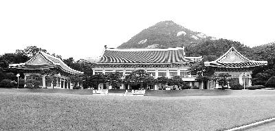 首爾中央政府大樓(左)與青瓦臺(tái)(右)。