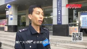 “黑校車”核載9人實載27人 超載率達(dá)200%