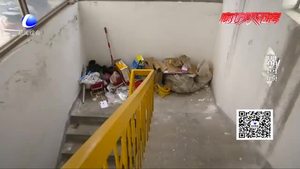 零距離·追蹤：?jiǎn)卧獦情T前垃圾已清理 住宅樓道內(nèi)垃圾仍存在