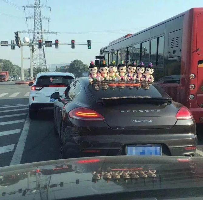 車主注意！車上貼了這種東西，引發(fā)事故要負(fù)全責(zé)