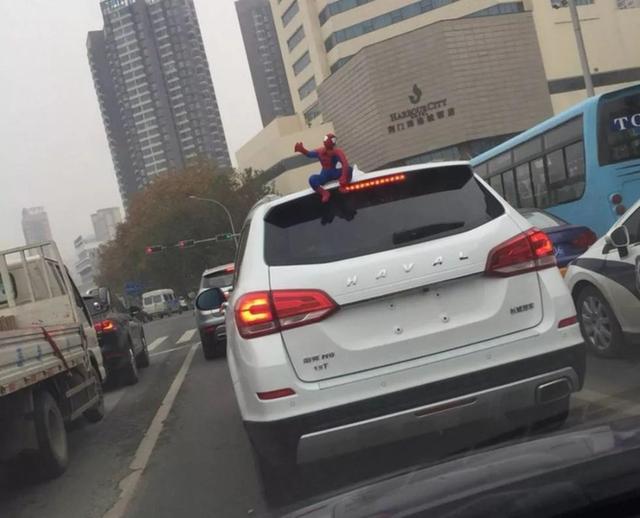 車主注意！車上貼了這種東西，引發(fā)事故要負(fù)全責(zé)
