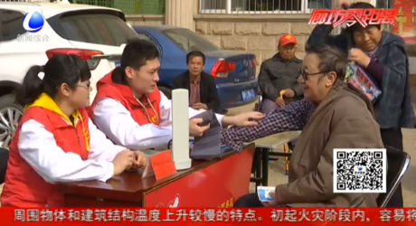 志愿者進社區(qū)為居民提供多種形式的志愿服務(wù)