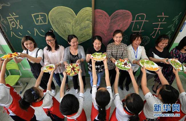 5月10日，在河北省邯鄲市趙王小學(xué)開(kāi)展的“感恩母親”主題活動(dòng)中，學(xué)生將制作的水果拼盤送給媽媽。
