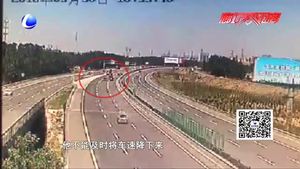 小轎車(chē)橫穿三條車(chē)道 旋轉(zhuǎn)720度出事故