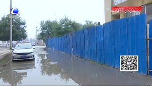 天和小區(qū)門(mén)前積水 居民出行困難