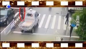 轎車占道守護(hù)老人過(guò)馬路
