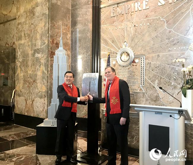 圖為中國駐紐約總領(lǐng)事黃屏與帝國大廈集團總裁兼首席運營官凱斯勒共同啟動紐約帝國大廈慶祝中國農(nóng)歷新年點燈儀式。李曉宏攝