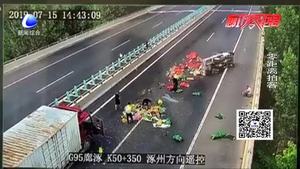 高速路貨車側翻 蔬菜散一地