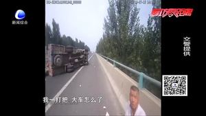 火車側翻貨灑滿地 警民幫忙合力清撤