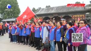 第八屆幸?；鶚I(yè)魅力夕陽(yáng)登山節(jié) 老人登山游湖共享美景