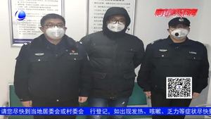 熱心市民在行動(dòng) 防護(hù)物資送民警