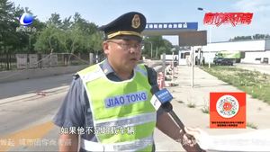 交警路政聯合執(zhí)法 查處超限超載貨車