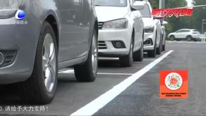 【創(chuàng)城，我們一起】拆除商業(yè)街外違章廣告牌 消除安全隱患