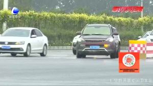 夏季車內(nèi)溫度高 把孩子忘在車?yán)锞烤褂卸辔ｋU(xiǎn)？
